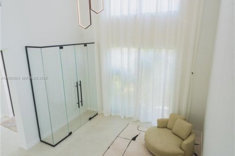 Casa en alquiler en Miami, Florida, 4 dormitorios, 430.32 m2 № 2251669 - foto 28
