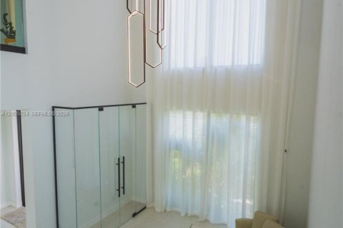 Casa en alquiler en Miami, Florida, 4 dormitorios, 430.32 m2 № 2251669 - foto 27
