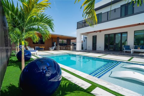 Casa en alquiler en Miami, Florida, 4 dormitorios, 430.32 m2 № 2251669 - foto 15