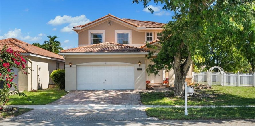House in Miramar, Florida 4 bedrooms, 207.36 sq.m. № 1793545