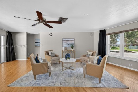 House in St. Lucie, Florida 4 bedrooms, 385.73 sq.m. № 2254286 - photo 27