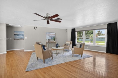 House in St. Lucie, Florida 4 bedrooms, 385.73 sq.m. № 2254286 - photo 26