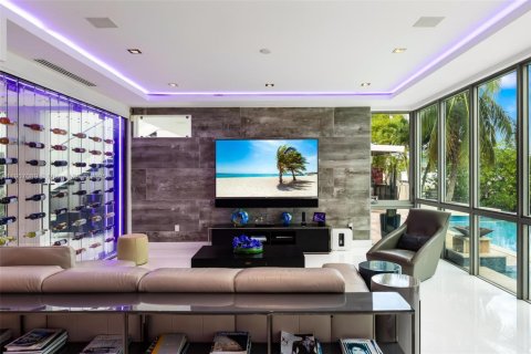 House in Fort Lauderdale, Florida 7 bedrooms, 712.93 sq.m. № 2012667 - photo 21