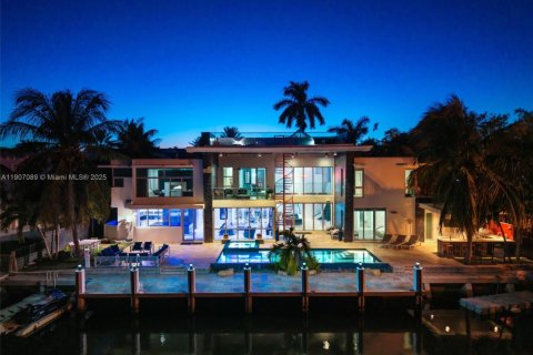 House in Fort Lauderdale, Florida 7 bedrooms, 712.93 sq.m. № 2012667 - photo 3