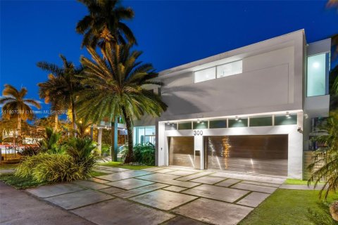 House in Fort Lauderdale, Florida 7 bedrooms, 712.93 sq.m. № 2012667 - photo 4