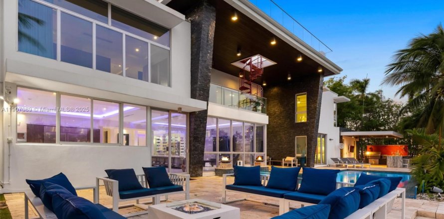 House in Fort Lauderdale, Florida 7 bedrooms, 712.93 sq.m. № 2012667