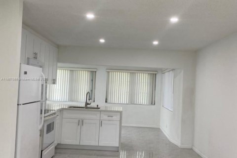 Casa en alquiler en Tamarac, Florida, 2 dormitorios, 103.31 m2 № 1879016 - foto 4