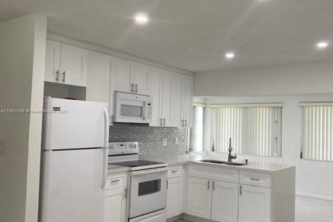 Casa en alquiler en Tamarac, Florida, 2 dormitorios, 103.31 m2 № 1879016 - foto 1