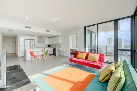 Condominio en alquiler en Miami, Florida, 2 dormitorios, 96.62 m2 № 2040140 - foto 9