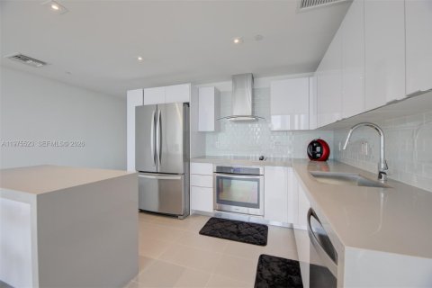 Condominio en alquiler en Miami, Florida, 2 dormitorios, 96.62 m2 № 2040140 - foto 13