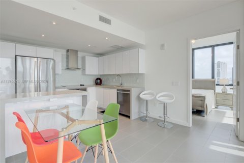 Condominio en alquiler en Miami, Florida, 2 dormitorios, 96.62 m2 № 2040140 - foto 10