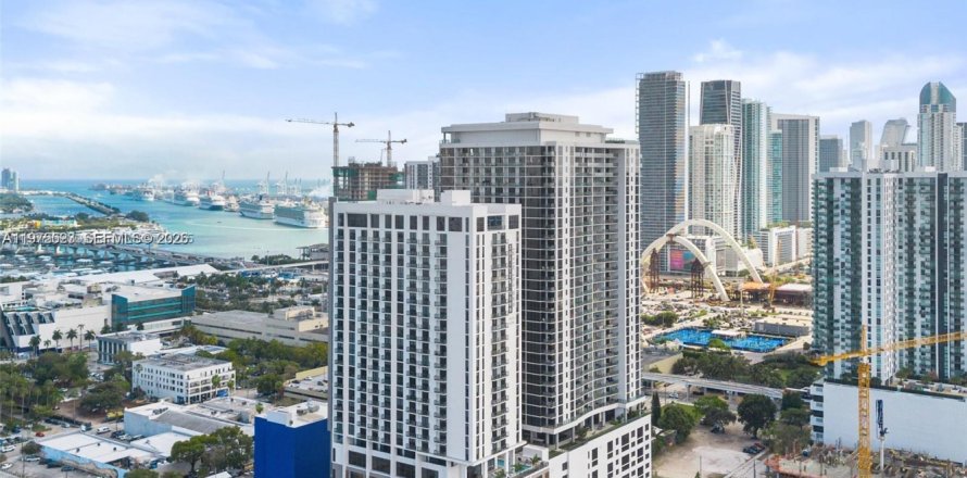 Condominio en Miami, Florida, 2 dormitorios  № 2040140