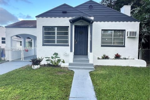 Снять в аренду виллу или дом в Майами, Флорида 3 спальни, 111.48м2, № 1987224 - фото 1