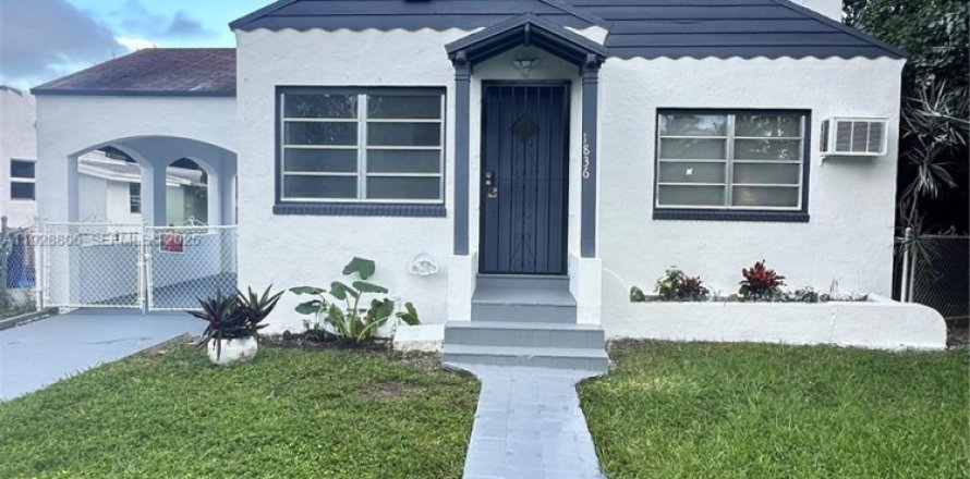 Дом в Майами, Флорида 3 спальни, 111.48м2 № 1987224