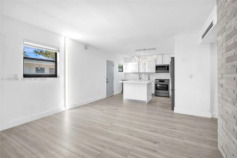 Apartamento en alquiler en Miami, Florida, 2 dormitorios, 62.89 m2 № 2011260 - foto 2