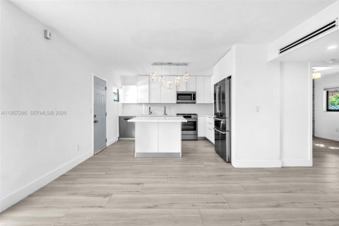 Apartamento en alquiler en Miami, Florida, 2 dormitorios, 62.89 m2 № 2011260 - foto 3