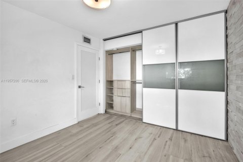 Apartamento en alquiler en Miami, Florida, 2 dormitorios, 62.89 m2 № 2011260 - foto 13