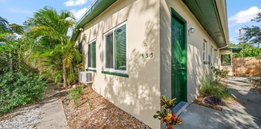 Commercial property in Clearwater, Florida 3 bedrooms, 150.87 sq.m. № 2216034