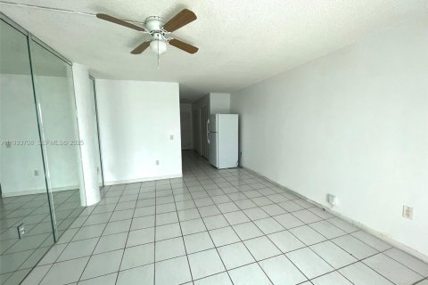 Снять в аренду кондоминиум в Норт-Бей-Виллидж, Флорида 40.41м2, № 1991972 - фото 4