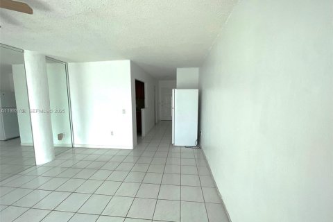 Снять в аренду кондоминиум в Норт-Бей-Виллидж, Флорида 40.41м2, № 1991972 - фото 6