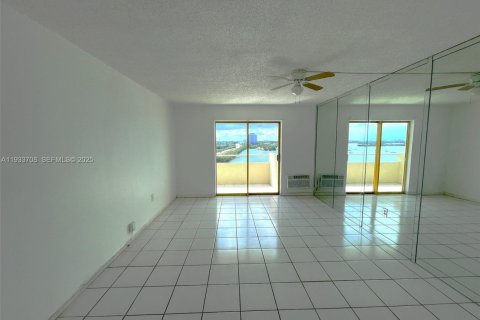 Снять в аренду кондоминиум в Норт-Бей-Виллидж, Флорида 40.41м2, № 1991972 - фото 2