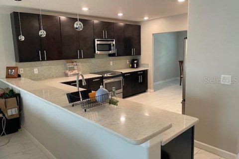 Townhouse in Tampa, Florida 3 bedrooms, 206.8 sq.m. № 1810906 - photo 3