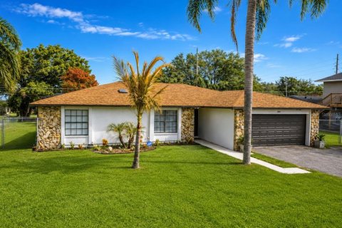 House in Kissimmee, Florida 4 bedrooms, 173.36 sq.m. № 2211813 - photo 3