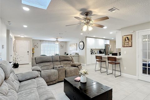 House in Kissimmee, Florida 4 bedrooms, 173.36 sq.m. № 2211813 - photo 7