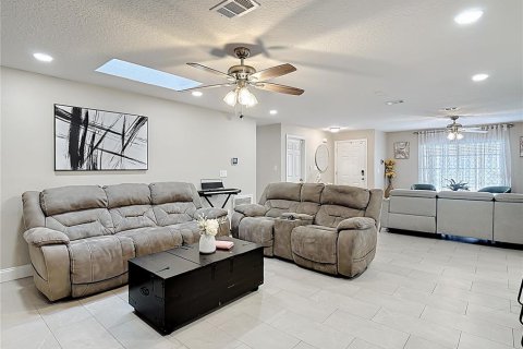 House in Kissimmee, Florida 4 bedrooms, 173.36 sq.m. № 2211813 - photo 11