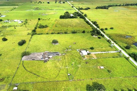 Terreno en venta en Okeechobee, Florida № 1026652 - foto 1