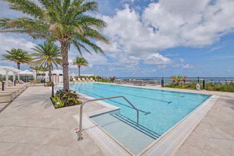 Condo in Lake Park, Florida, 2 bedrooms № 2180447 - photo 23