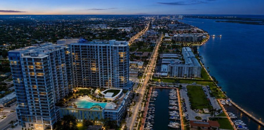 Condo in Lake Park, Florida, 2 bedrooms № 2180447