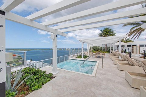 Condo in Lake Park, Florida, 2 bedrooms № 2180447 - photo 24