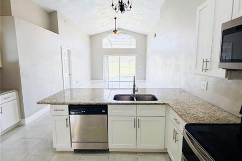 House in Davenport, Florida 4 bedrooms, 176.98 sq.m. № 2391395 - photo 6