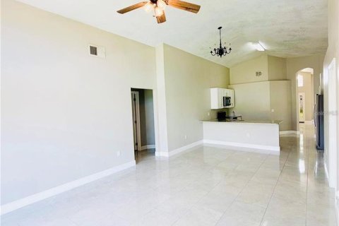 House in Davenport, Florida 4 bedrooms, 176.98 sq.m. № 2391395 - photo 9