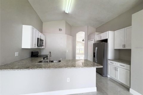 House in Davenport, Florida 4 bedrooms, 176.98 sq.m. № 2391395 - photo 10