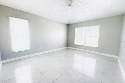 House in Davenport, Florida 4 bedrooms, 176.98 sq.m. № 2391395 - photo 3