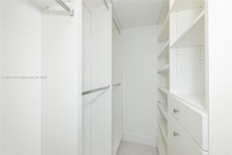 Condo in Miami, Florida, 2 bedrooms  № 1888846 - photo 11