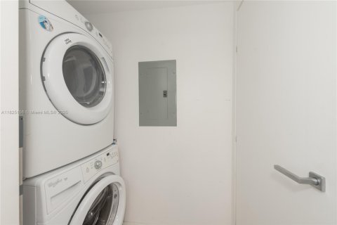 Condo in Miami, Florida, 2 bedrooms  № 1888846 - photo 16