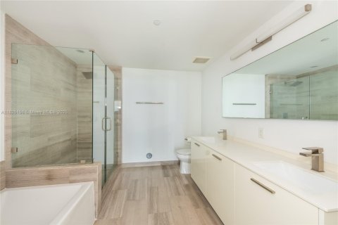 Condo in Miami, Florida, 2 bedrooms  № 1888846 - photo 12