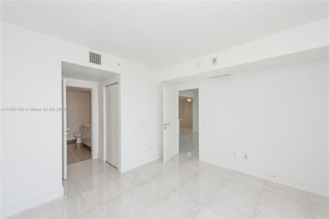 Condo in Miami, Florida, 2 bedrooms  № 1888846 - photo 15