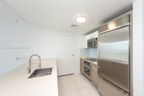 Condo in Miami, Florida, 2 bedrooms  № 1888846 - photo 5