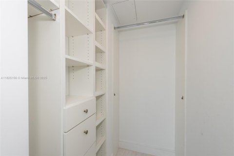 Condo in Miami, Florida, 2 bedrooms  № 1888846 - photo 18
