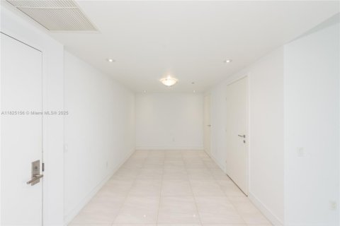 Condo in Miami, Florida, 2 bedrooms  № 1888846 - photo 17
