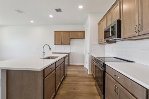 Townhouse in San Antonio, Florida 3 bedrooms, 166.11 sq.m. № 1910636 - photo 18