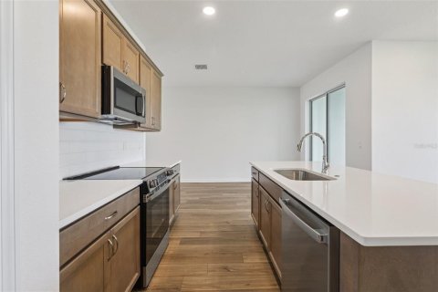 Townhouse in San Antonio, Florida 3 bedrooms, 166.11 sq.m. № 1910636 - photo 17