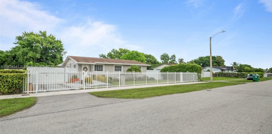 House in Miami, Florida 3 bedrooms, 100.33 sq.m. № 1932616