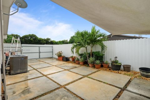 Villa ou maison à vendre à Miami, Floride: 3 chambres, 100.33 m2 № 1932616 - photo 29