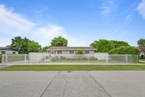 Villa ou maison à vendre à Miami, Floride: 3 chambres, 100.33 m2 № 1932616 - photo 2