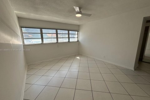 Condominio en alquiler en Hallandale Beach, Florida, 2 dormitorios, 99.78 m2 № 1950501 - foto 23